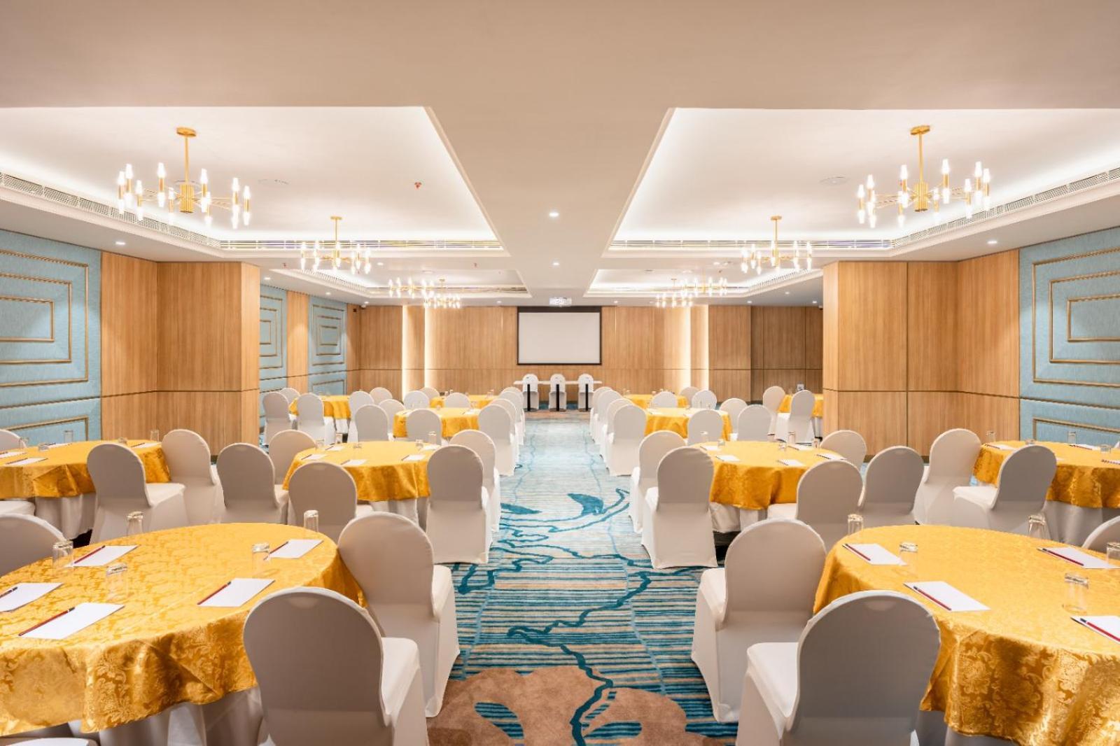 Park Inn & Suites By Radisson Thrissur East Fort Exterior photo